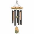 Carillon éolien avec tubes métalliques et bois brun